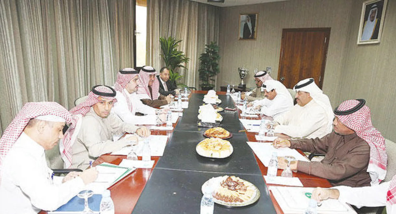 الأمير نواف بن محمد والأمير عبد الحكيم بن مساعد خلال الاجتماع