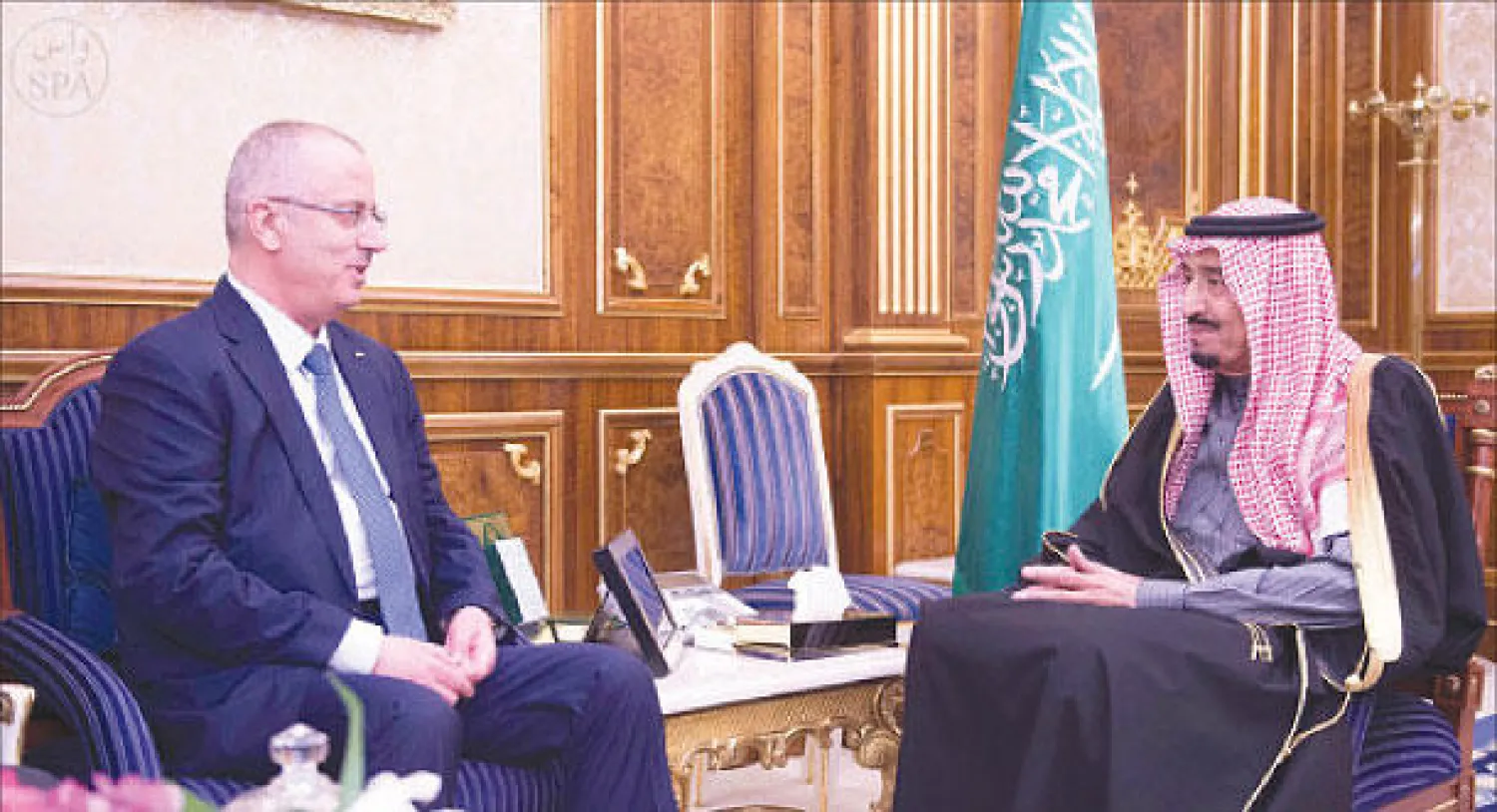 الأمير سلمان بن عبد العزيز خلال لقائه رئيس الوزراء الفلسطيني رامي الحمد الله في الرياض أمس (واس)