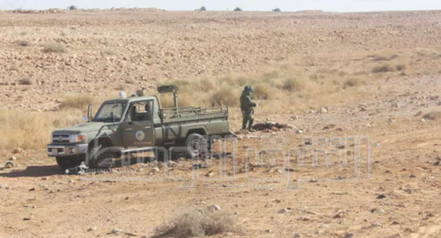 صورة خاصة حصلت عليها «الشرق الأوسط» ويظهر فيها رجل أمن يرتدي زيا واقيا لتفحص موقع وجثة أحد الإرهابيين