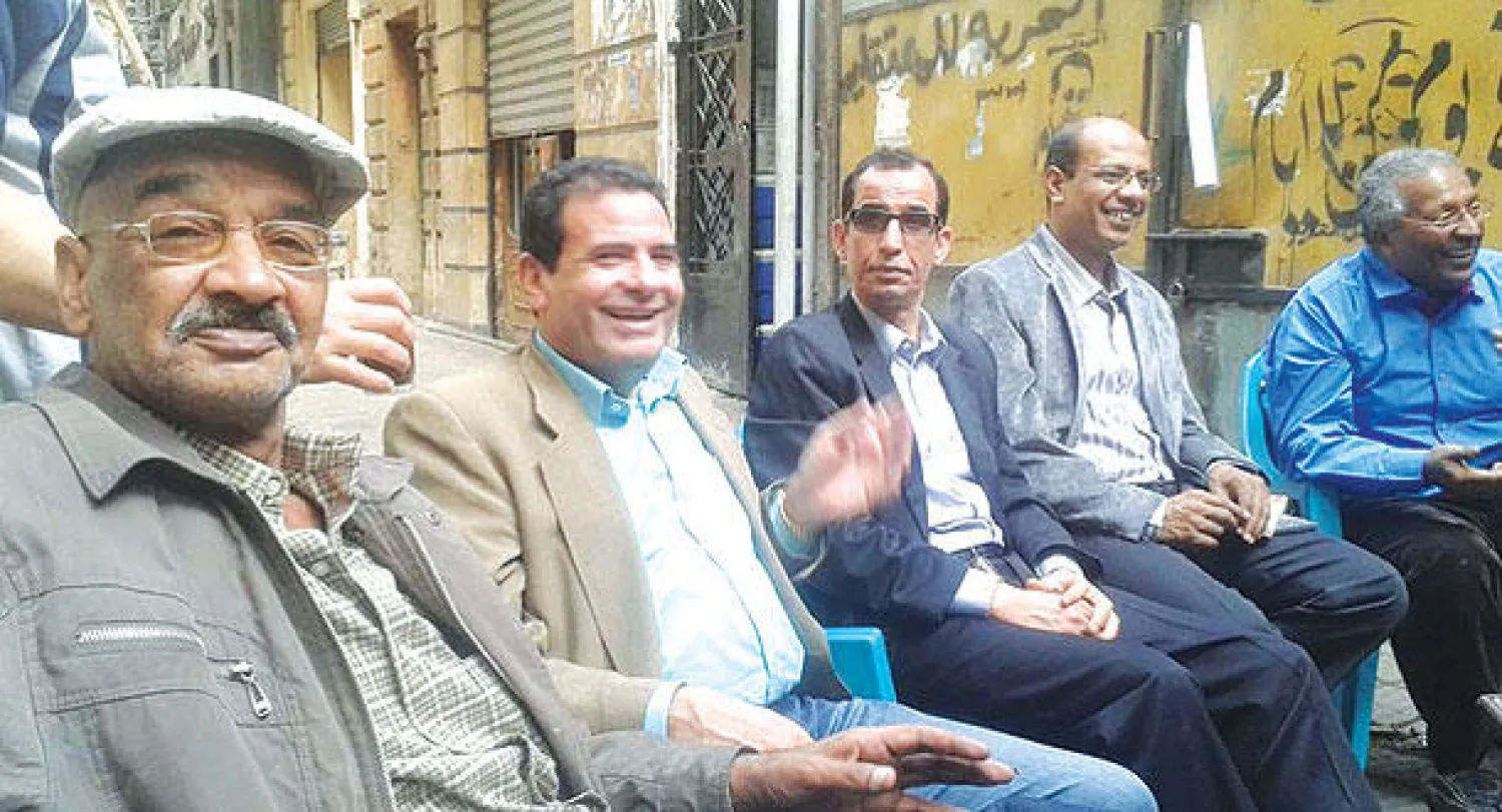 كوكبة من الكتاب بينهم مكاوي سعيد(يسار) وعزت القمحاوي(إلى يمينه) في «قعدة الجمعة»