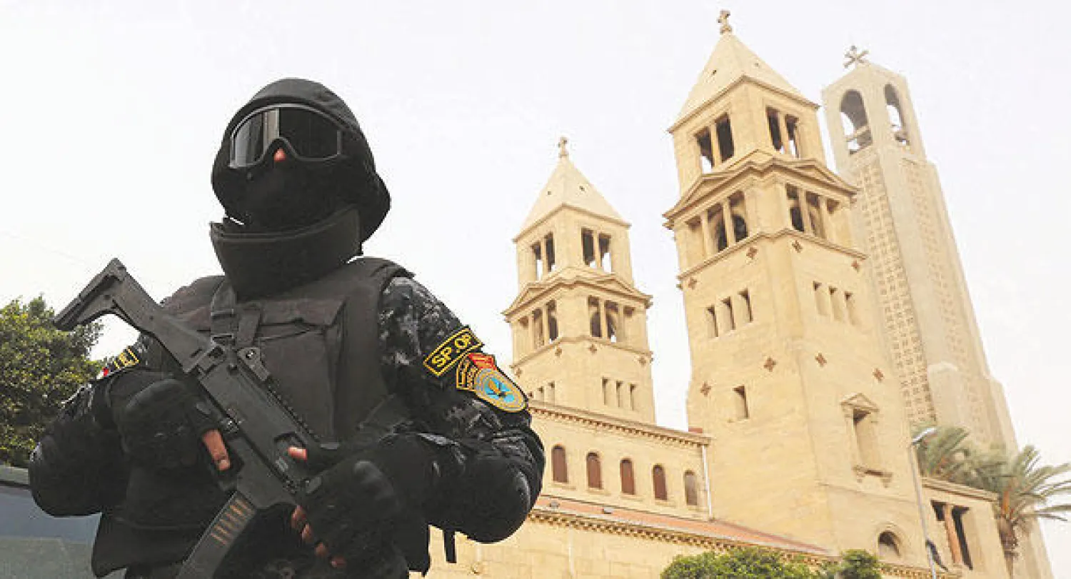 جندي من القوات الخاصة المصرية أمام الكاتدرائية المرقسية بالعباسية عشية الاحتفالات بأعياد الميلاد (رويترز)