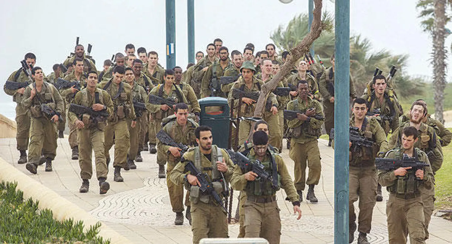 قوات إسرائيلية تقوم بتدريبات عسكرية شمال تل أبيب أمس (أ.ف.ب)