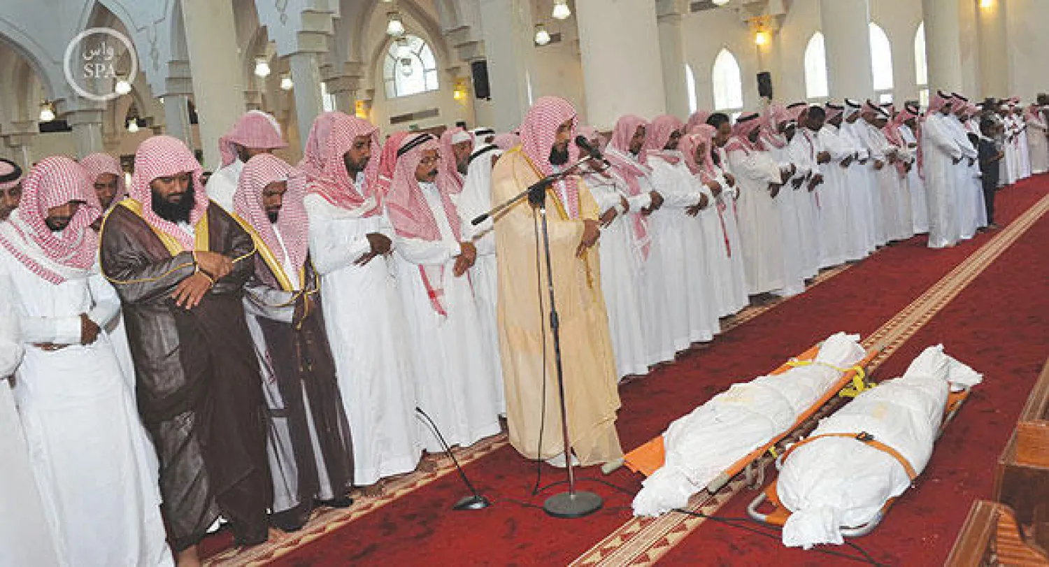 أهالي منطقة جازان ووكيل الإمارة خلال أداء صلاة الميت أمس على الجنود الشهداء  الذين طالتهم يد الغدر في هجوم إرهابي على المركز الحدودي في جديدة عرعر (واس)