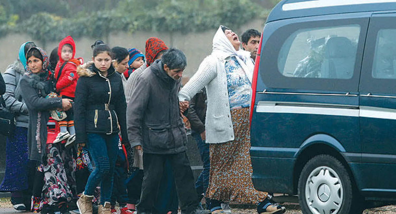 والدة الرضيعة المتوفاة ماريا فرنشيسكا تبكيها أثناء جنازتها قرب باريس أول من أمس (أ.ب)