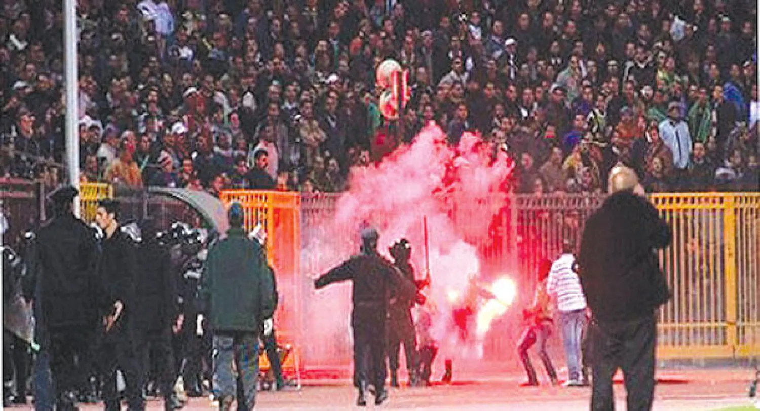 لقطة من أحداث مجزرة بورسعيد التي راح ضحيتها 72 مشجعا كرويا في مصر منذ نحو 3 أعوام («الشرق الأوسط»)