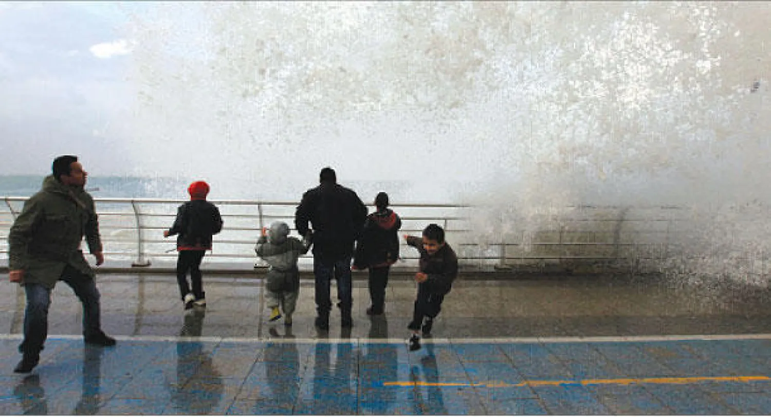 تصاعدت الأمواج على كورنيش بيروت أمس مع شدة الرياح قبيل وصول العاصفة الثلجية (رويترز)