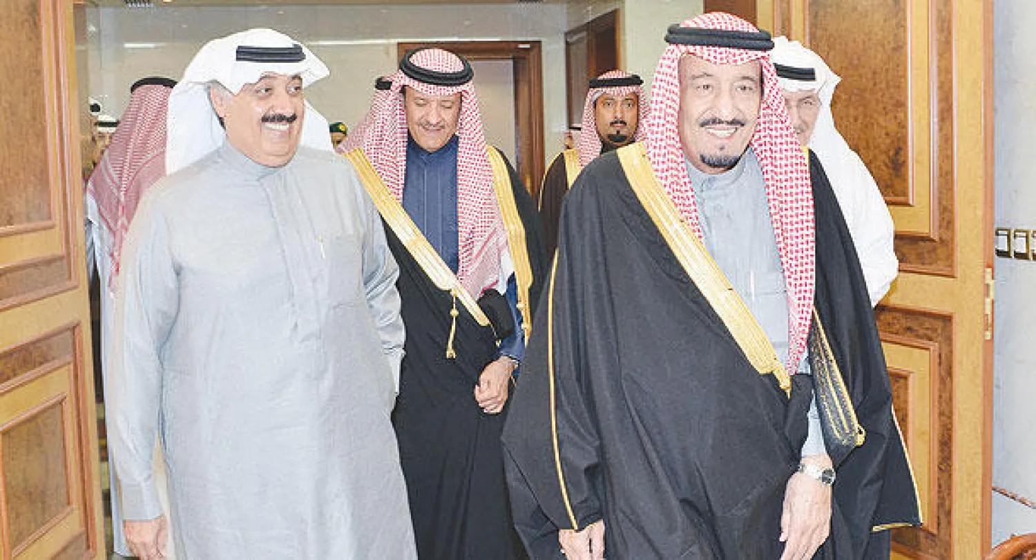 الأمير سلمان بن عبد العزيز خلال اطمئنانه على صحة خادم الحرمين الشريفين ويبدو الأمير خالد بن عبد الله  والأمير متعب بن عبد الله وزير الحرس الوطني والأمير سلطان بن سلمان رئيس الهيئة العامة للسياحة والآثار (واس)