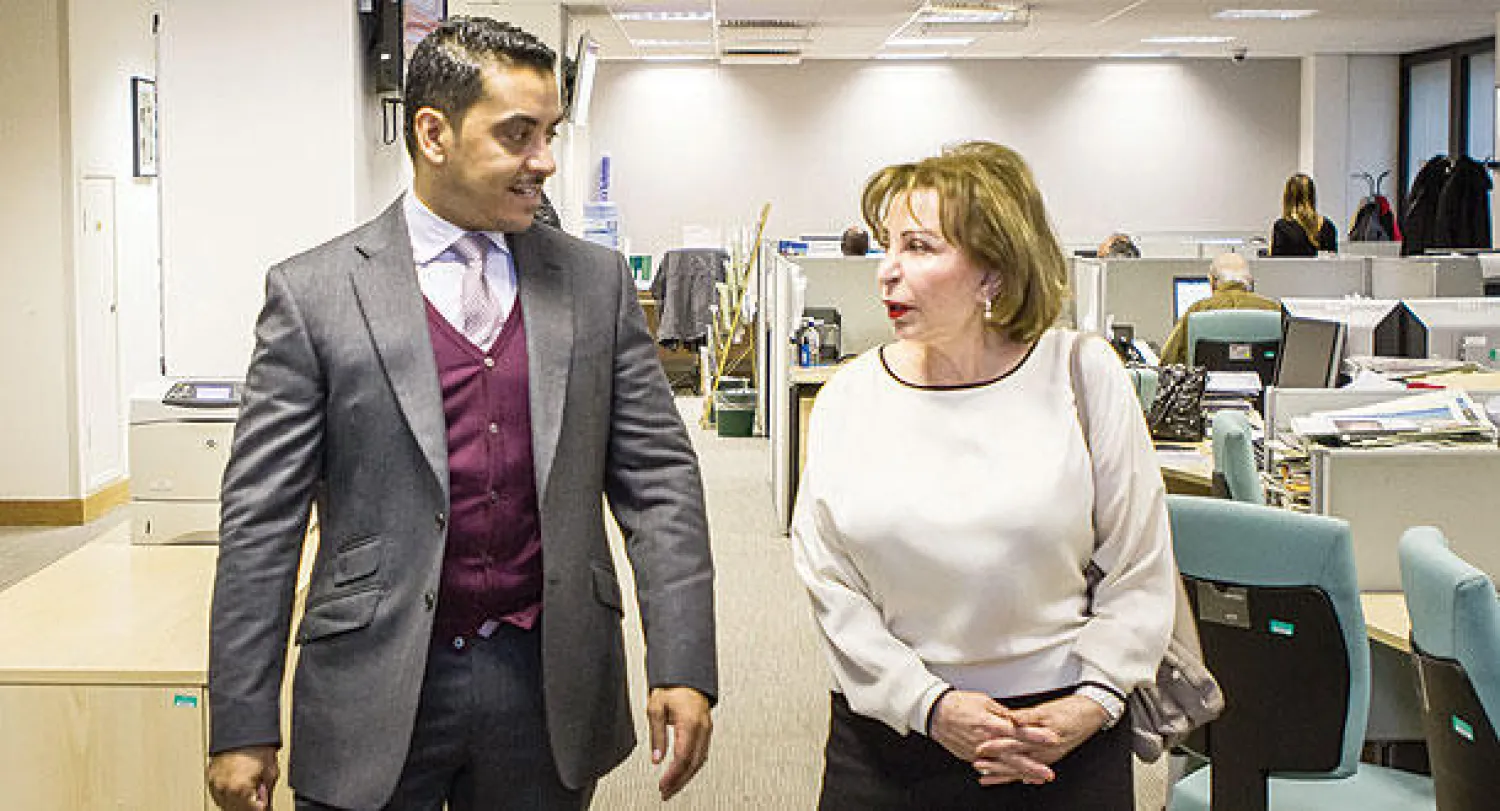 السفيرة أليس سمعان مع سلمان الدوسري رئيس التحرير في جولة بصالة التحرير