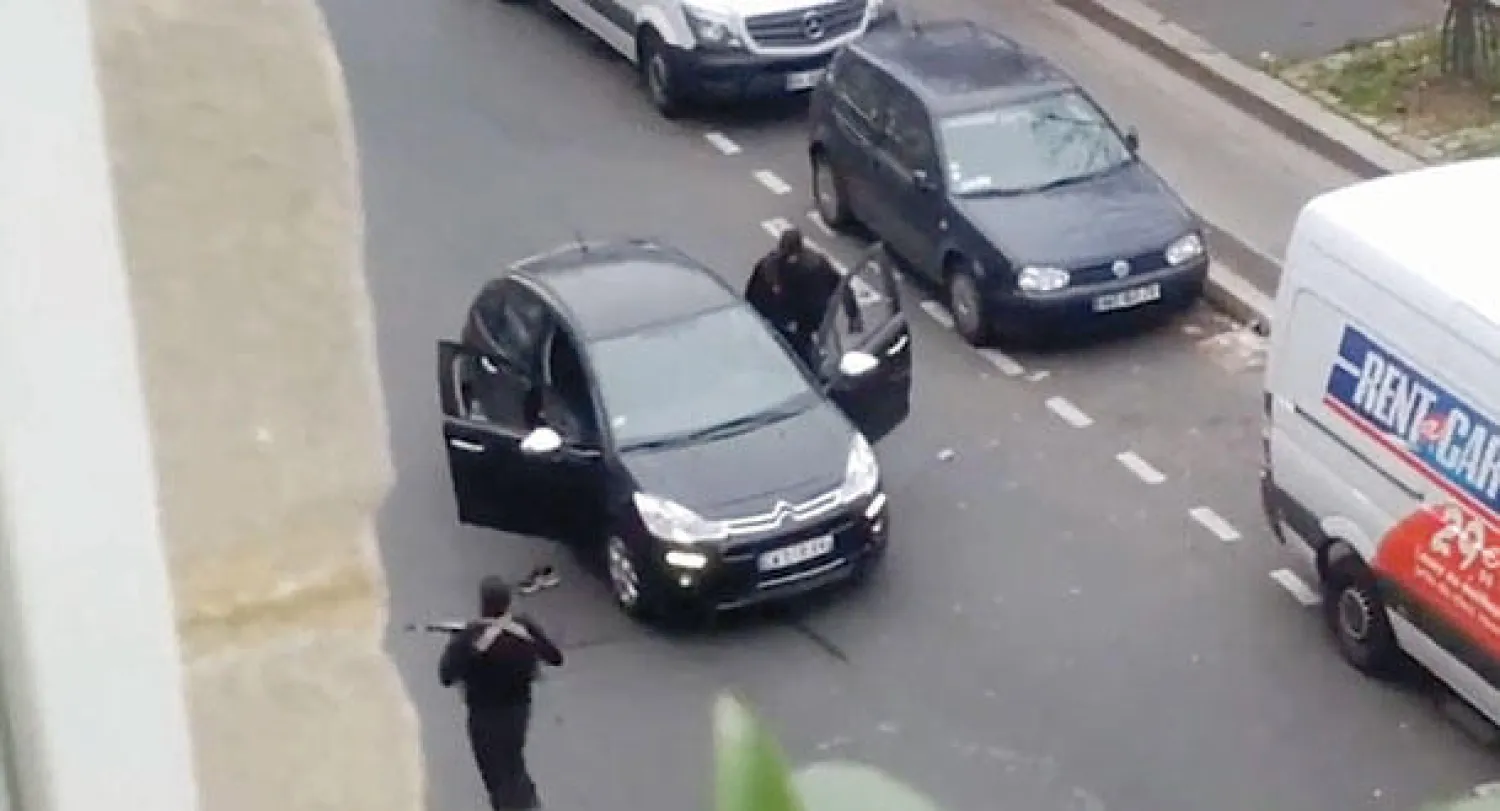 صورة مأخوذة من موقع «يوتيوب» للمسلحين وهما يستقلان سيارة للهروب بعد الهجوم في مجلة «شارلي إيبدو» («الشرق الاوسط»)