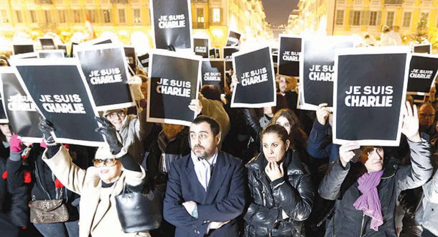 متظاهرون يحملون شعار «أنا شارلي» تضامنا مع مجلة «شارلي إيبدو» في مدينة نيس جنوب فرنسا أمس (أ.ف.ب)
