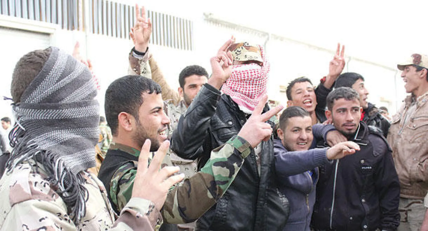 متطوعون يرددون هتافات في معسكر ديبكه («الشرق الأوسط»)