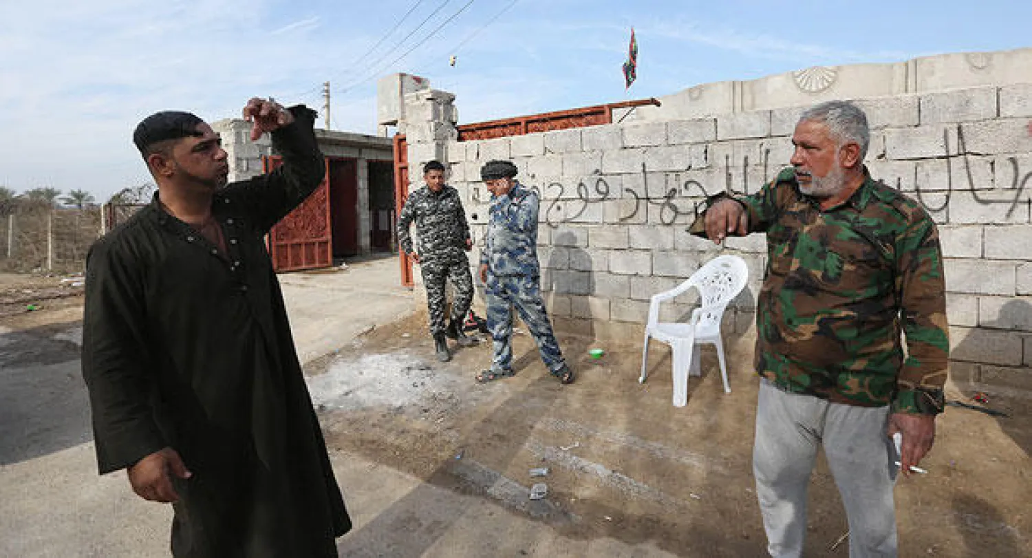 عناصر ميليشيا في منزل استولوا عليه في قرية الرويشد قرب بلد (أ.ب)