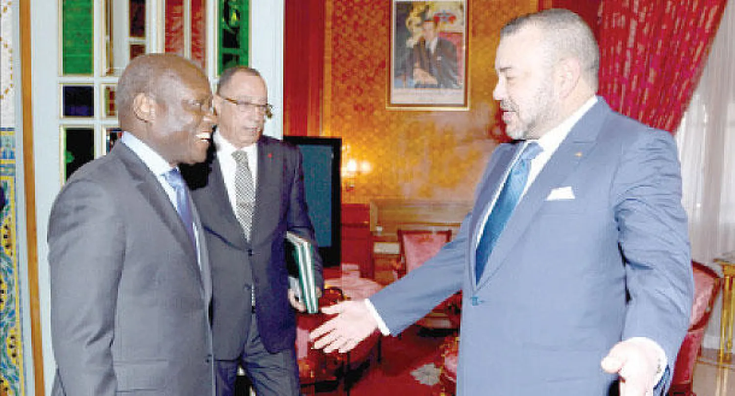 الملك محمد السادس لدى استقباله رئيس جمهورية غينيا بيساو خوسي ماريو فاز الذي يقوم بزيارة خاصة للمغرب وذلك بالقصر الملكي في الدار البيضاء أمس (ماب)