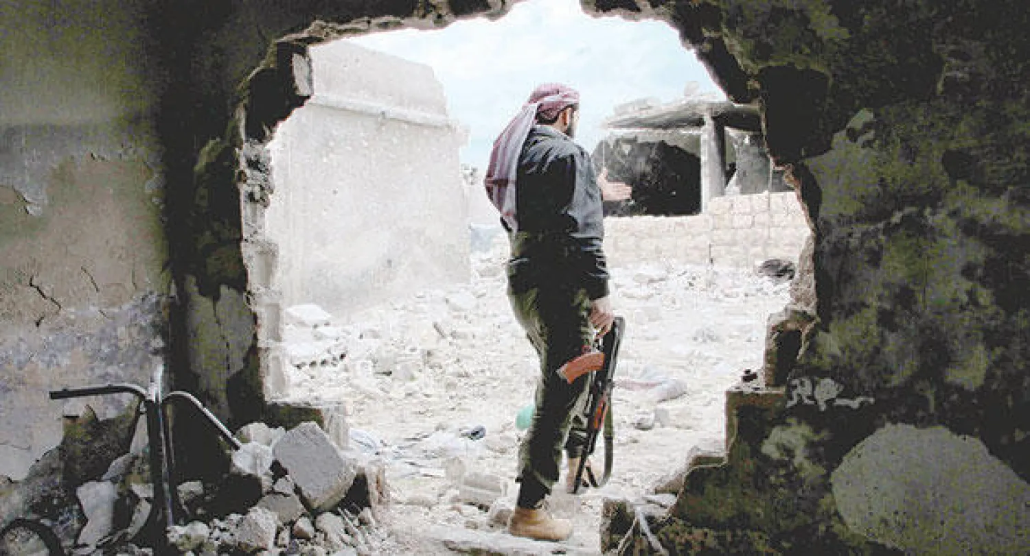 مقاتل من المعارضة المسلحة على جبهة حندرات شمال حلب التي شهدت تقدما للمعارضة في الأيام الأخيرة (أ.ف.ب)