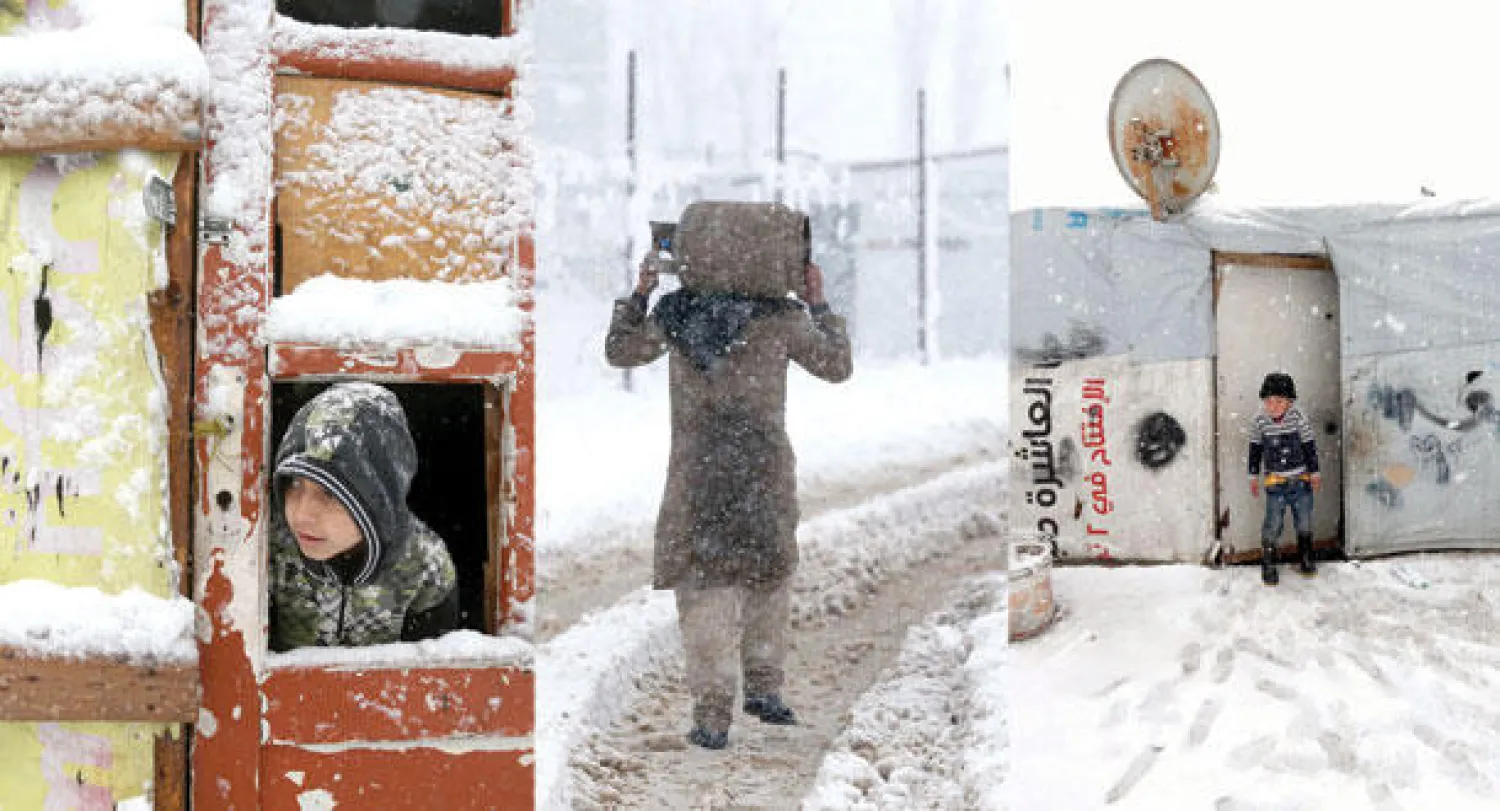 طفل سوري على باب خيمة عائلته بدير زنون في سهل البقاع اللبناني الشرقي أمس (أ.ب)   -  لاجئ سوري يحمل اسطوانة غاز في زحلة شرق لبنان أمس (رويترز)  -  طفل سوري ينظر من خلال نافذة في خيمة للثلوج المتساقطة في قرية دير زانون (أ.ب)