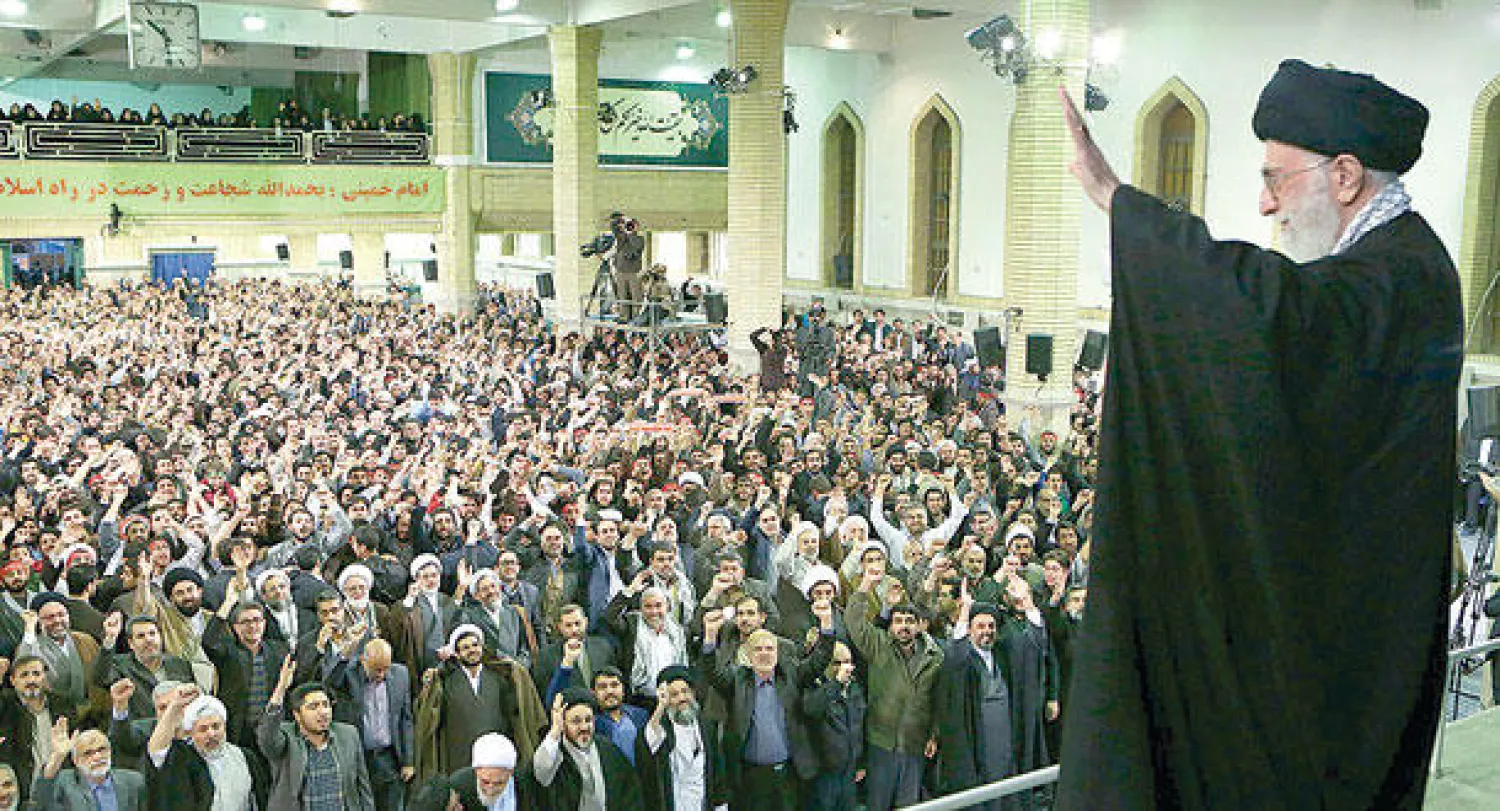 المرشد الأعلى علي خامنئي أثناء إلقاء كلمة على جمهور من الإيرانيين في أحد جوامع طهران أمس (أ.ف.ب)