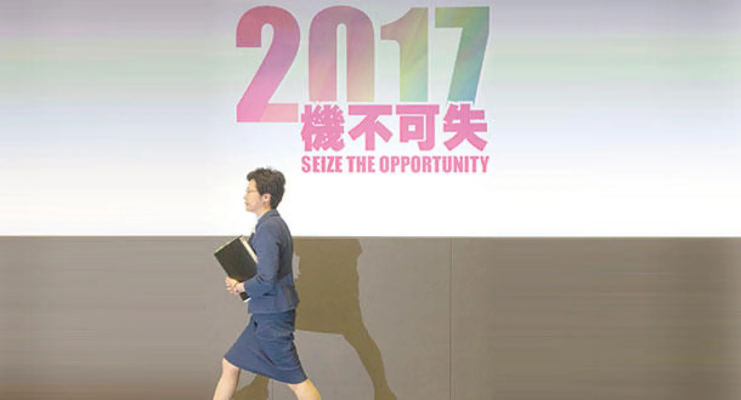 نائبة رئيس السلطة التنفيذية في هونغ كونغ كاري لام أثناء توجهها لمؤتمر صحافي تشرح فيه تفاصيل المشاورات الجديدة في هونغ كونغ أمس (ا.ب.ا)