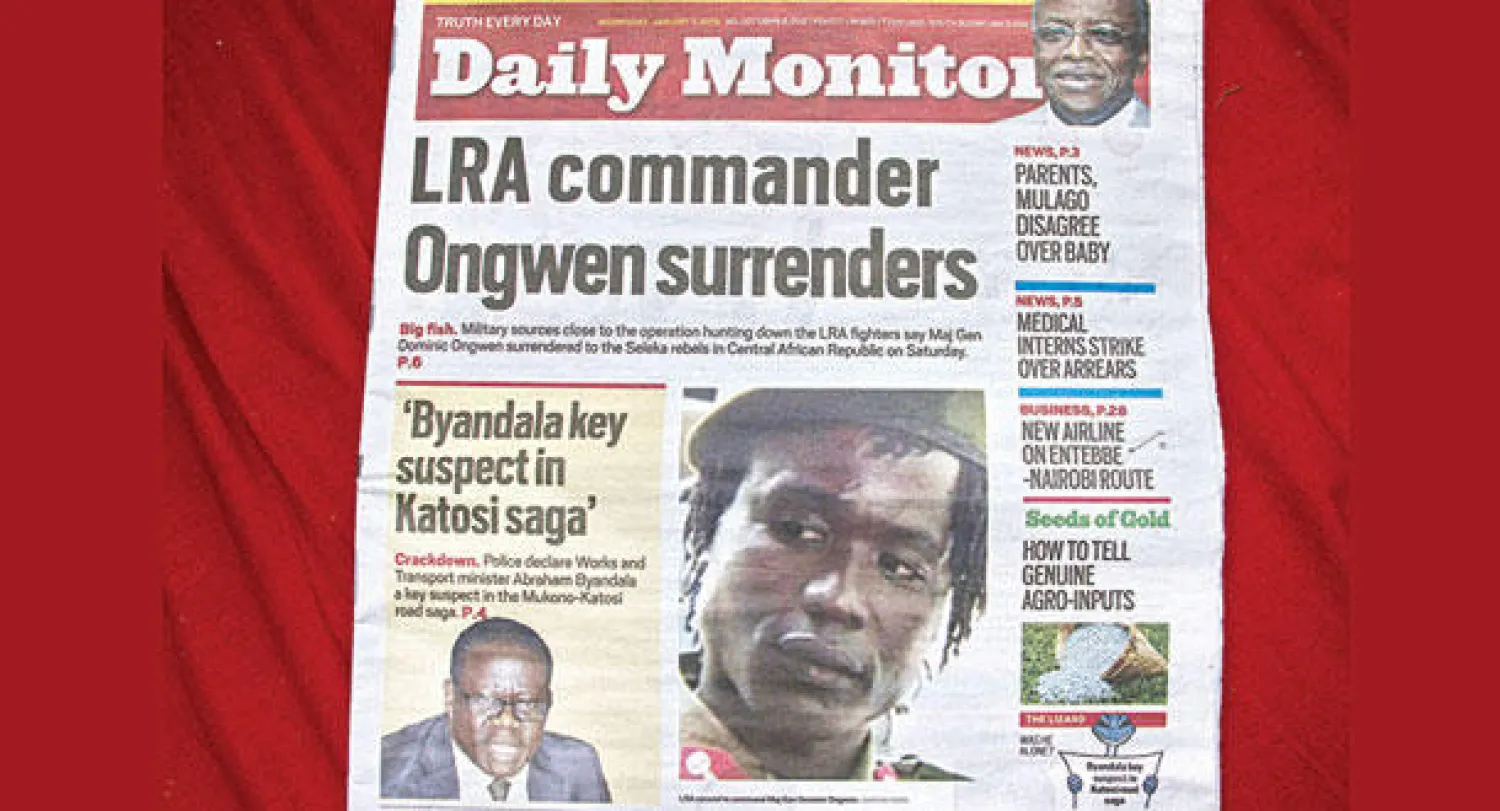 صحيفة أوغندية تضع على صفحتها الأولى خبر استسلام قيادي جيش الرب دومينيك أونغوين أمس (أ.ف.ب)