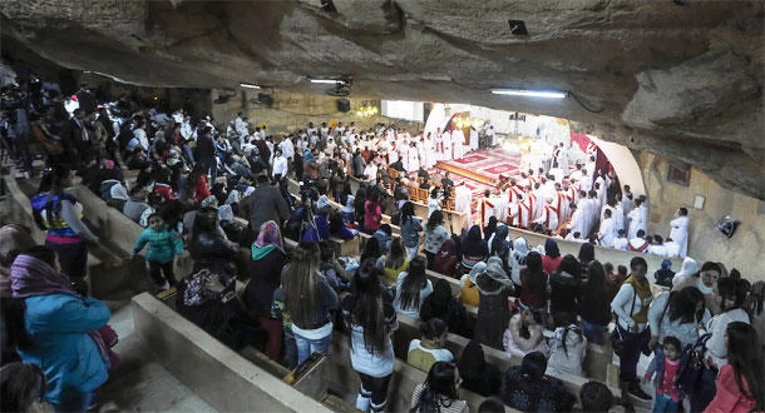 رئيس الوزراء المصري يزور الكاتدرائية لتهنئة المسيحيين بعيد الميلاد