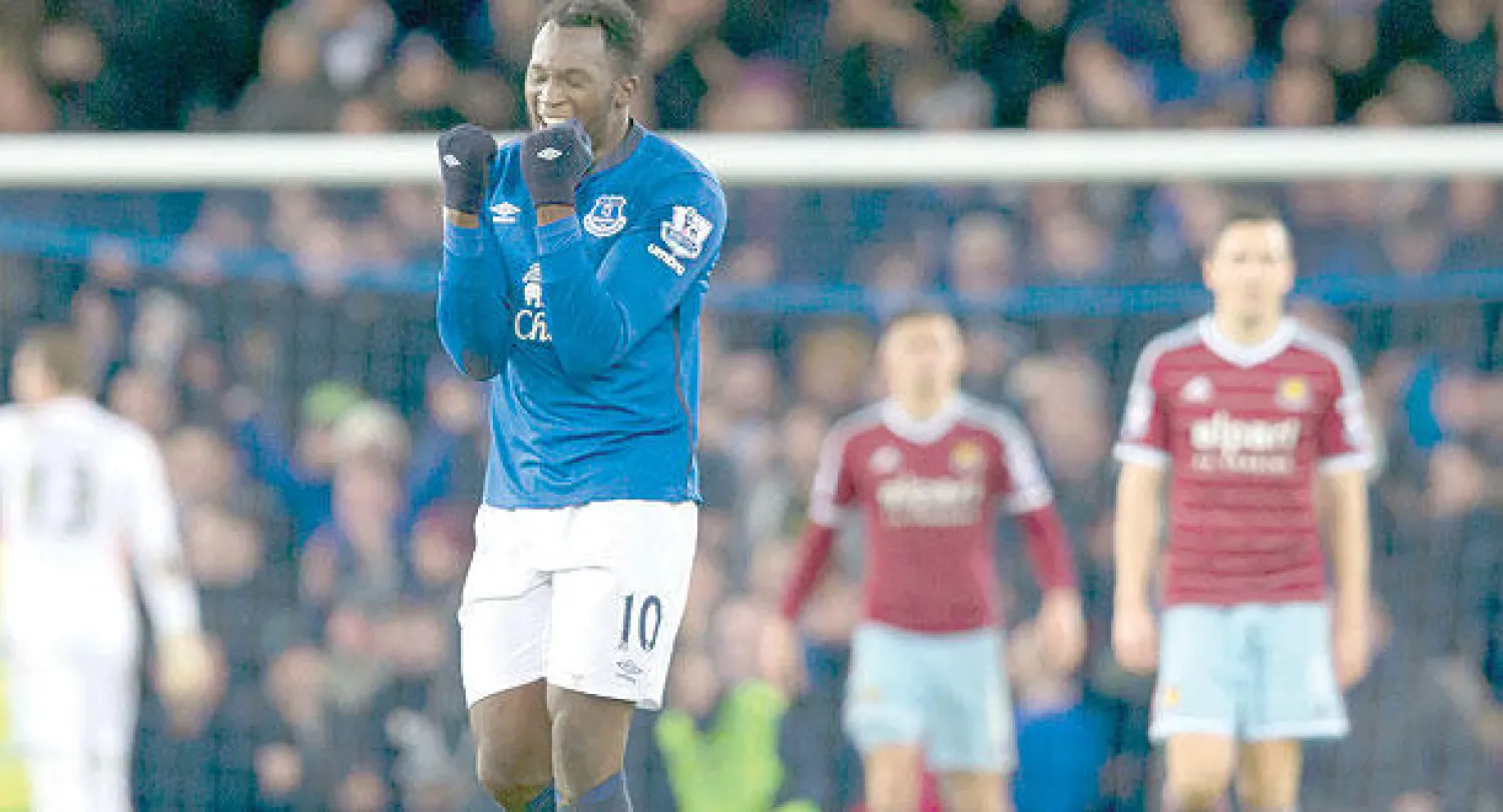 لوكاكو يحتفل بهدفه في الوقت بدل الضائع بمرمى وستهام الذي أنقد إيفرتون من الخسارة (أ.ب)