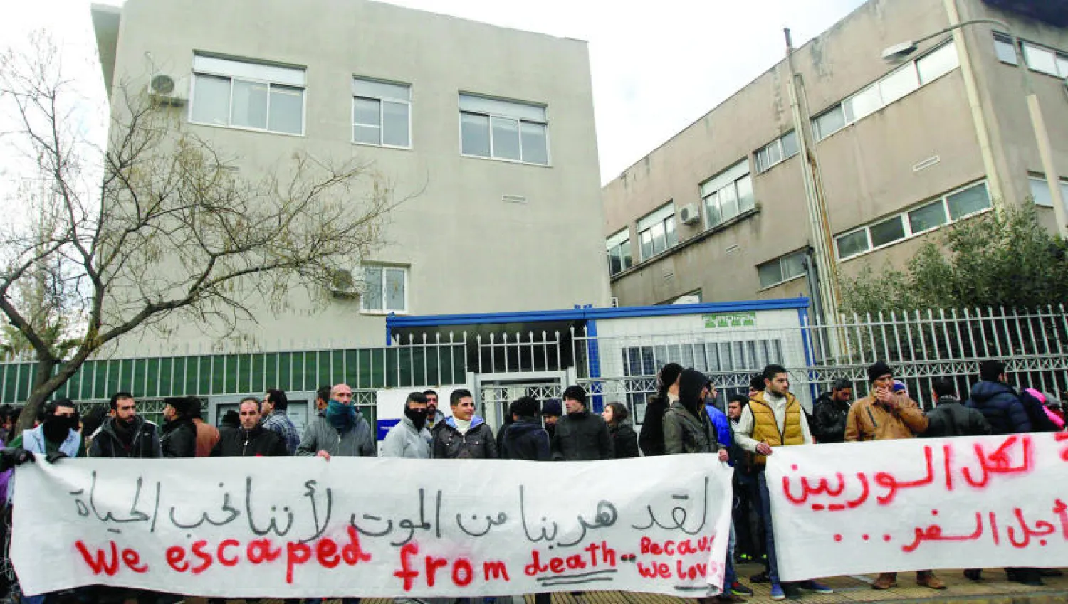 لاجئون من سوريا ودول أخرى ينتظرون خارج قسم اللجوء بأثينا للبت في أوضاعهم ويخاطر آلاف اللاجئين بأنفسهم في البحر للوصول إلى أوروبا عبر اليونان (إ.ب.أ)