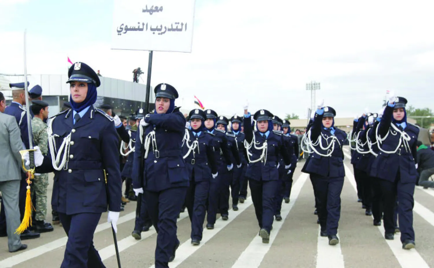 ضابطات عراقيات يحتفلن بتخرجهن بمناسبة عيد الشرطة العراقية ببغداد أمس (رويترز)