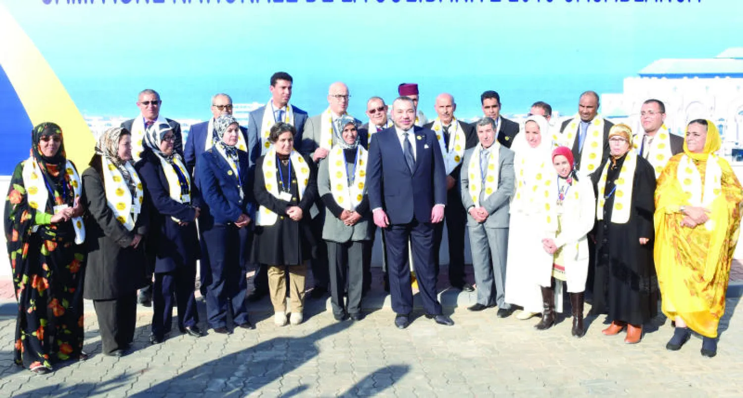 صورة تذكارية للملك محمد السادس مع حاملي المشاريع بمركز المقاولات الصغرى التضامنية  ورؤساء الجمعيات والتعاونيات المستفيدة من شيكات الدعم (ماب)