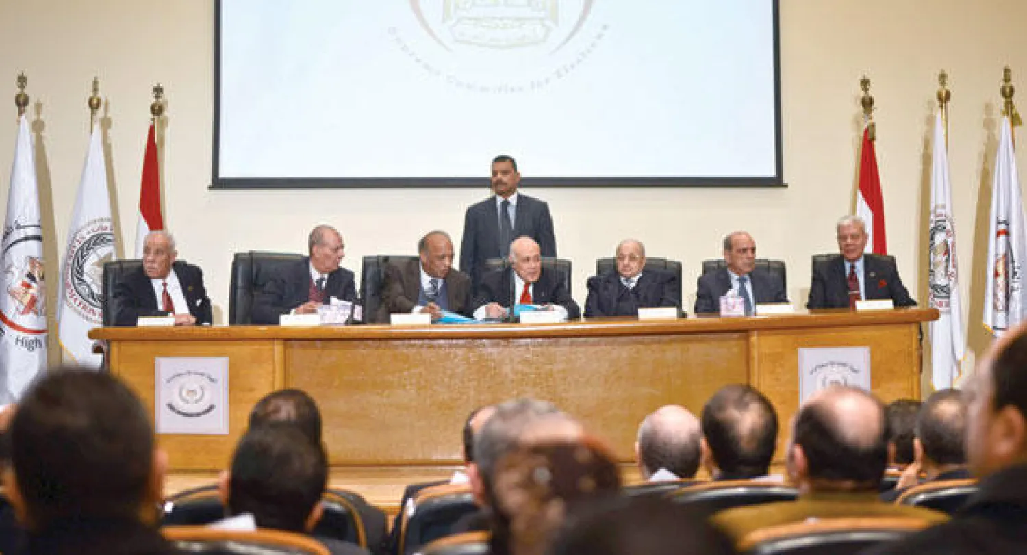 المستشار أيمن عباس رئيس اللجنة العليا للانتخابات في مؤتمر صحافي عقده في القاهرة أمس أعلن فيه موعدا لبدء انتخابات مجلس النواب (البرلمان) على مرحلتين تنتهي مطلع مايو (أيار) المقبل (أ.ف.ب)