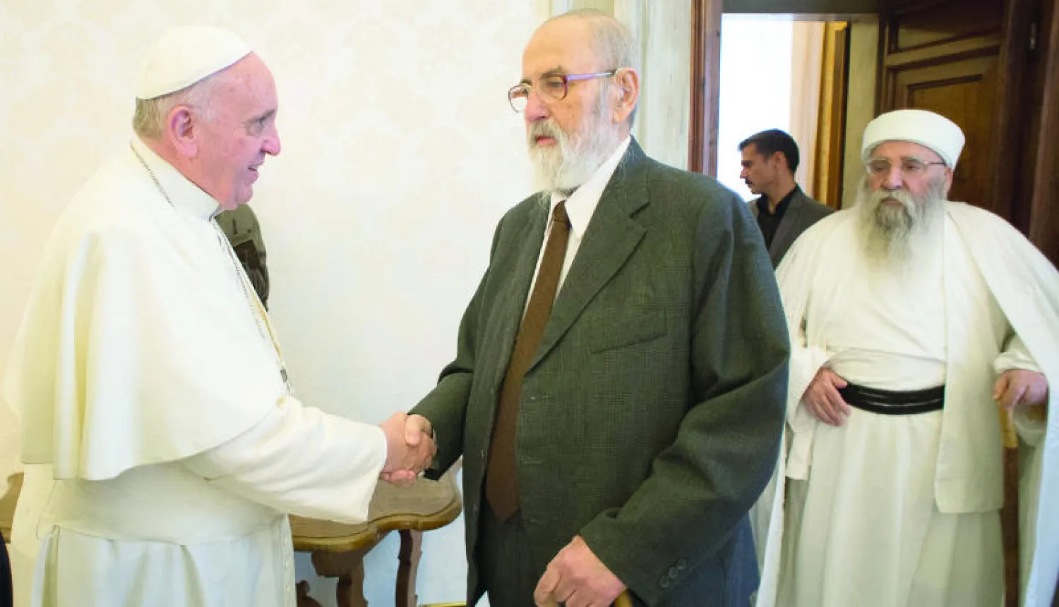 بابا الفاتيكان فرنسيس خلال استقباله المير تحسين سعيد علي بيك الزعيم الروحي للإيزيديين في العراق في مكتبه أمس (أ.ب)