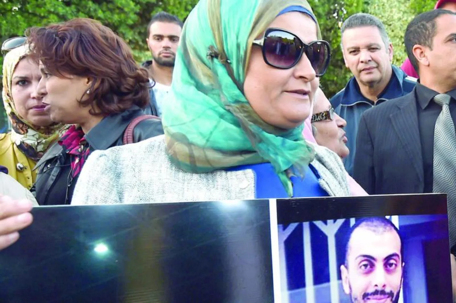 صورة مأخوذة في نوفمبر الماضي لتونسيين متظاهرون للمطالبة باطلاق سراح الناشط سفيان شورابي والمصور نظير قطاري الذين أعلن تنظيم داعش في ليبيا عن إعدام مؤخرا (أ.ف.ب)