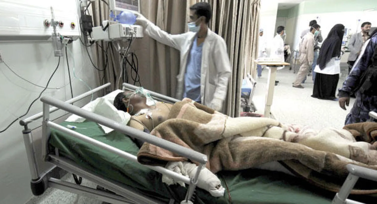 مصاب يمني يتلقى العلاج أمس في أحد مستشفيات صنعاء بعد يوم من تفجير سيارة مفخخة في العاصمة (إ.ب.أ)