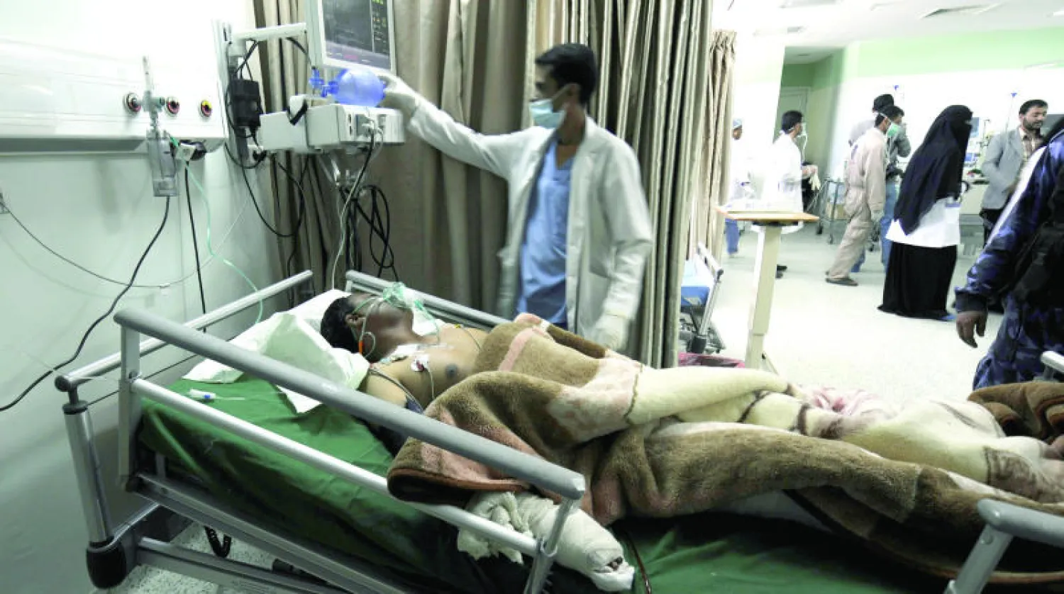 مصاب يمني يتلقى العلاج أمس في أحد مستشفيات صنعاء بعد يوم من تفجير سيارة مفخخة في العاصمة (إ.ب.أ)