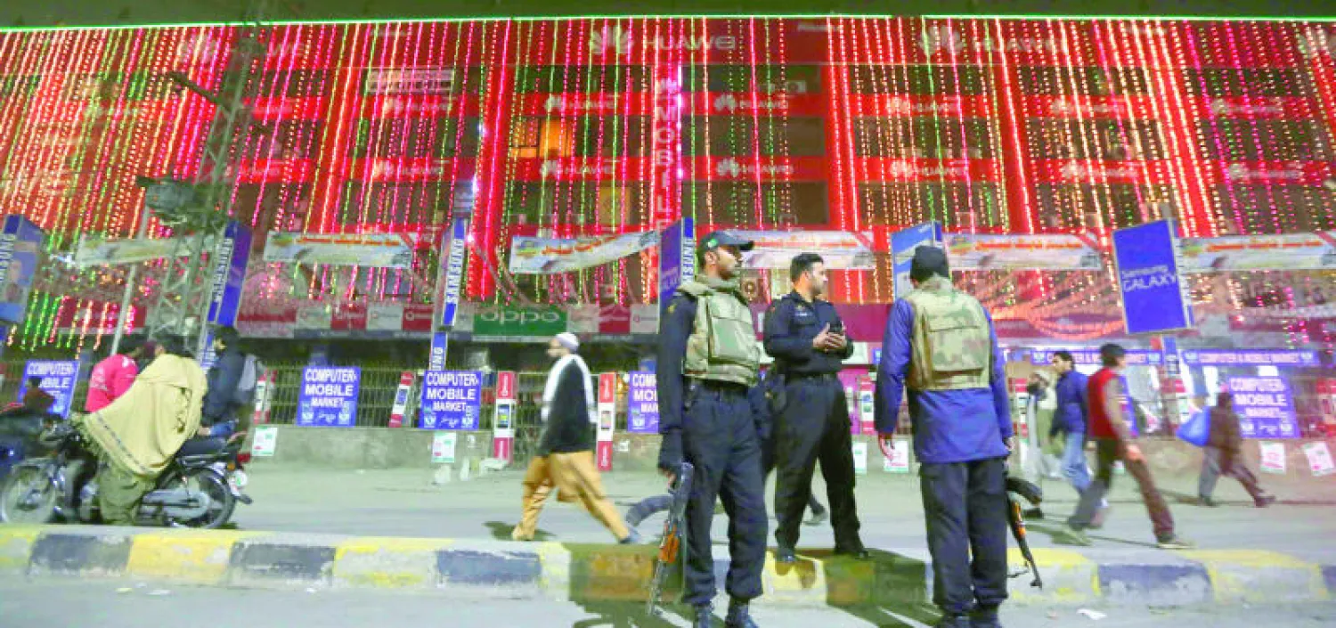 قوات الأمن الباكستانية أمام مركز حفيظ التجاري للأجهزة الإلكترونية والجوال في لاهور بسبب مخاوف من تعرضه لهجوم إرهابي (إ.ب.أ)