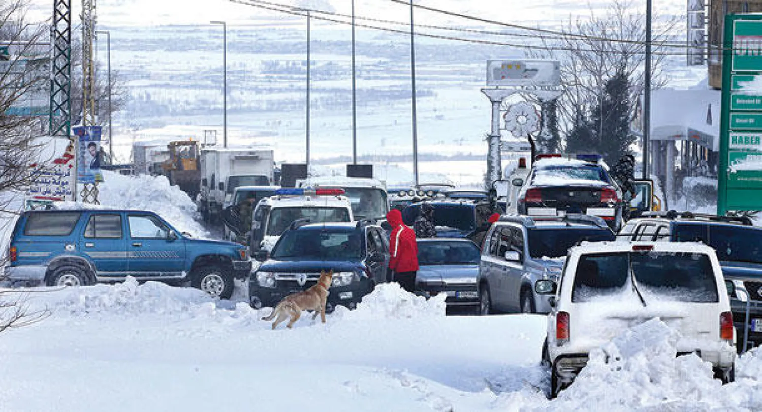 {زينة} أربكت اللبنانيين وتسببت في إقفال الشوارع والمدن. وفي الصورة جانب من أوتوستراد المريجات السريع شرق لبنان المؤدي الى بيروت حيث بدا مزدحماً بالسيارات نتيجة تساقط الثلوج بكثافة عليه أمس (أ ب)