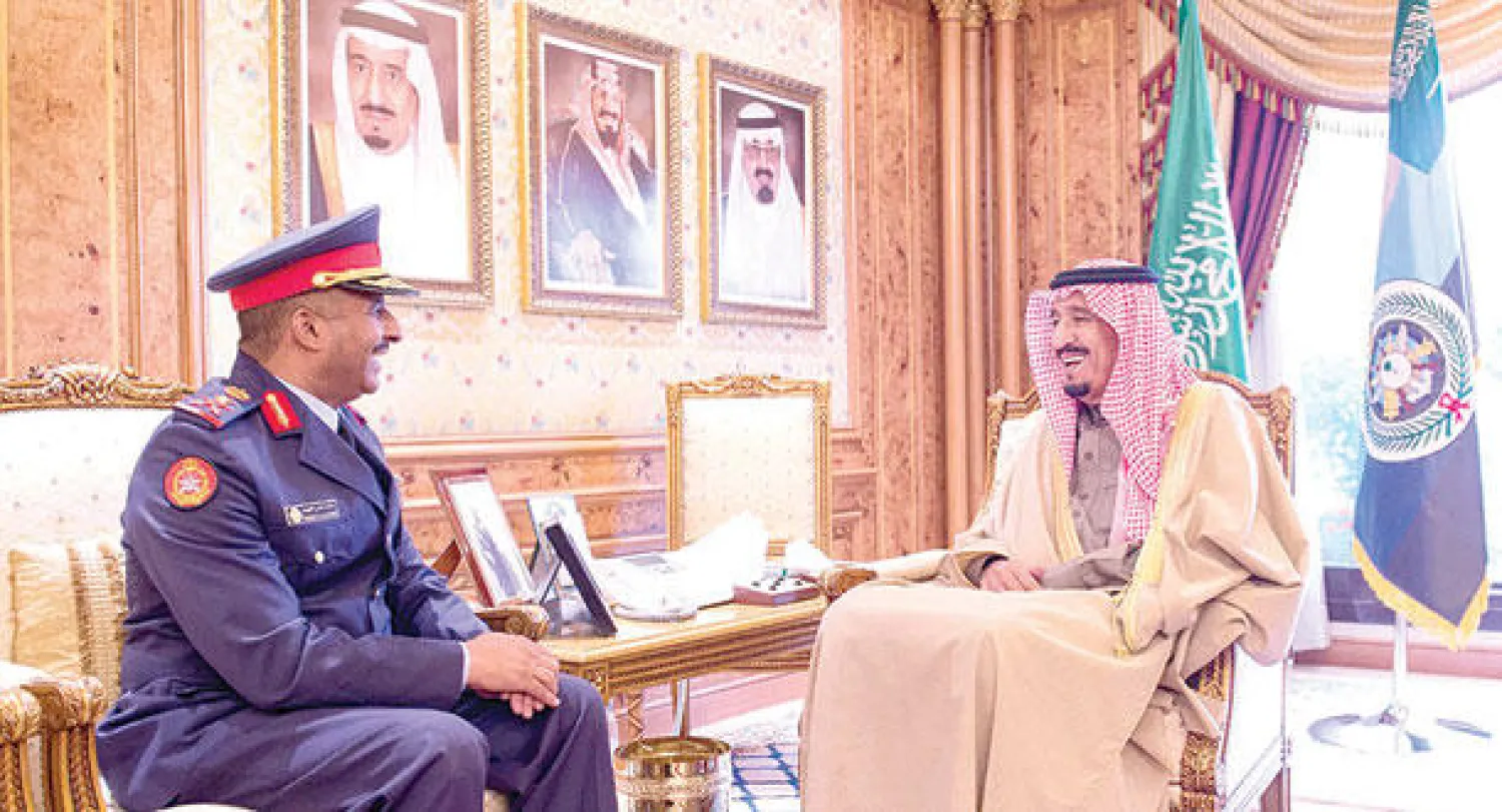 ولي العهد السعودي لدى استقباله ملحق الدفاع الكويتي في الرياض بمناسبة انتهاء فترة عمله أمس (واس)