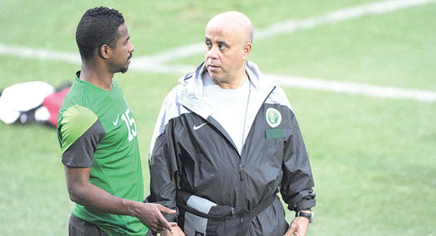 ناصر الشمراني إلى جانب طبيب المنتخب السعودي جمال خليفة أمس