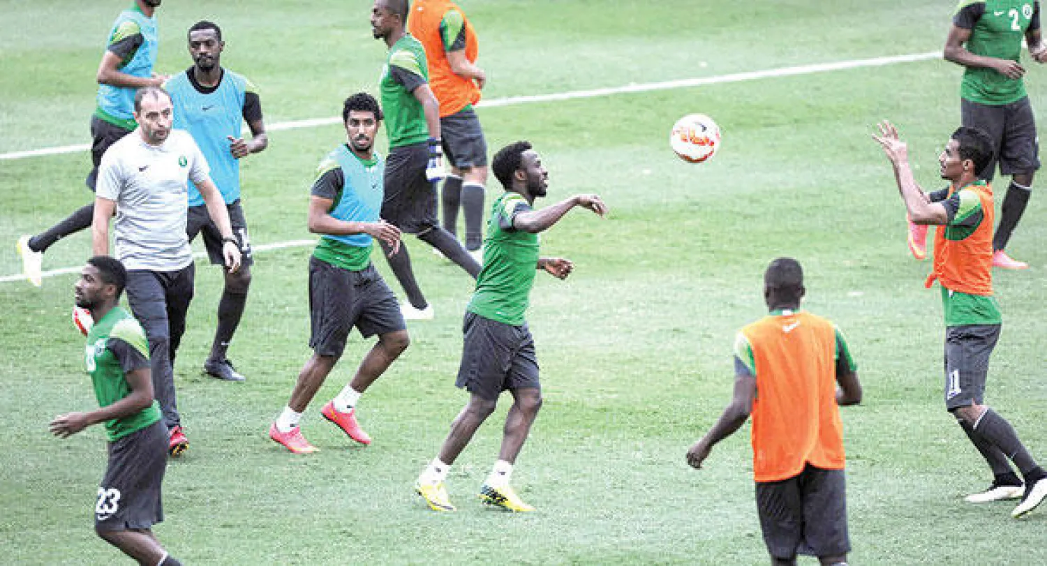 لاعبو الأخضر أجروا أمس مناورة تكتيكية امتدت ساعة كاملة
