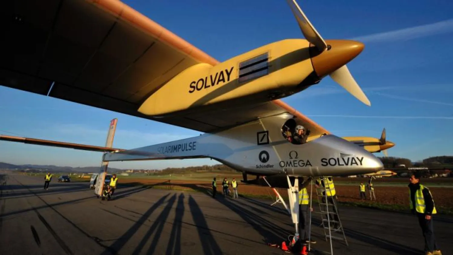 طائرة بلا وقود تستعد لبدء رحلتها حول العالم من أبوظبي