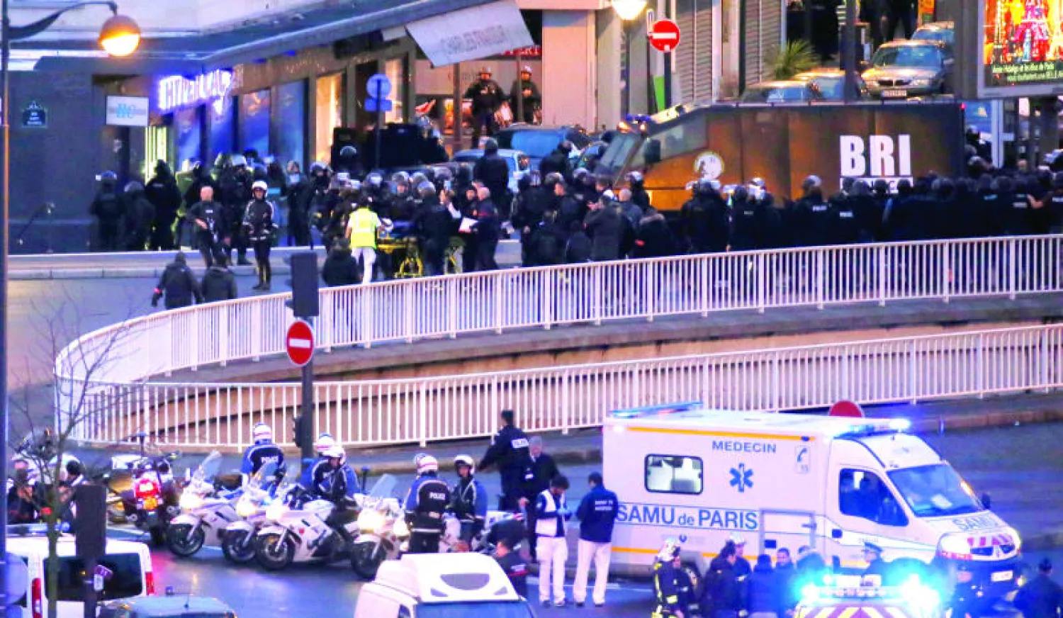 الشرطة الفرنسية خلال عملية اقتحام السوبرماركت الذي يبيع منتجات يهودية واحتجز فيه الرهائن (إ.ب.أ)