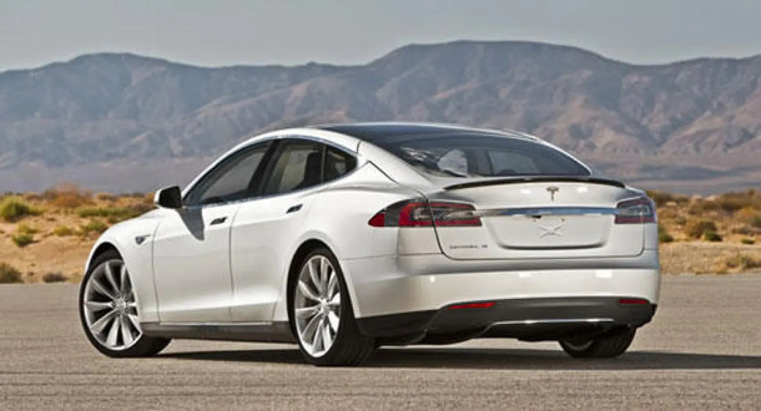 «تيسلا» تطور بطارية لسياراتها الكهربائية تخولها قطع 400 ميل بالشحنة الواحدة