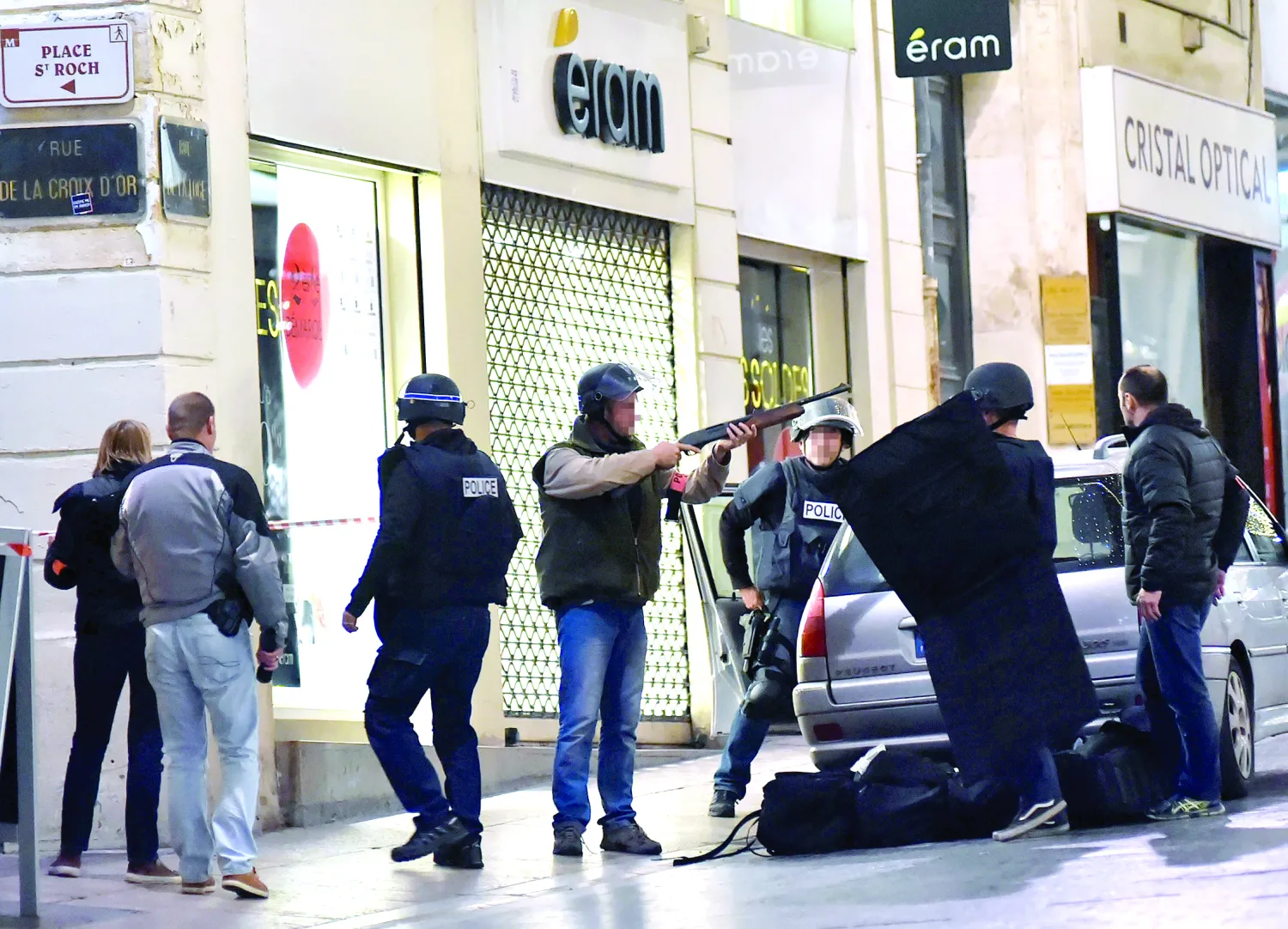رجال شرطة فرنسيون بأسلحتهم خارج محل مجوهرات حيث يحتجز شخصان من قبل شخص حاول سرقته في مدينة مونبلييه جنوب فرنسا أمس (غيتي)