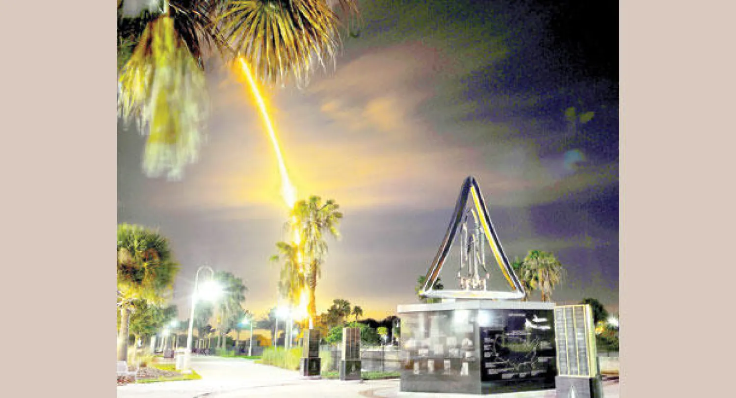 تضع عملية الإطلاق المركبة دراغون في مدار حول الأرض لدى وصولها يوم الاثنين محطة الفضاء (أ.ب)