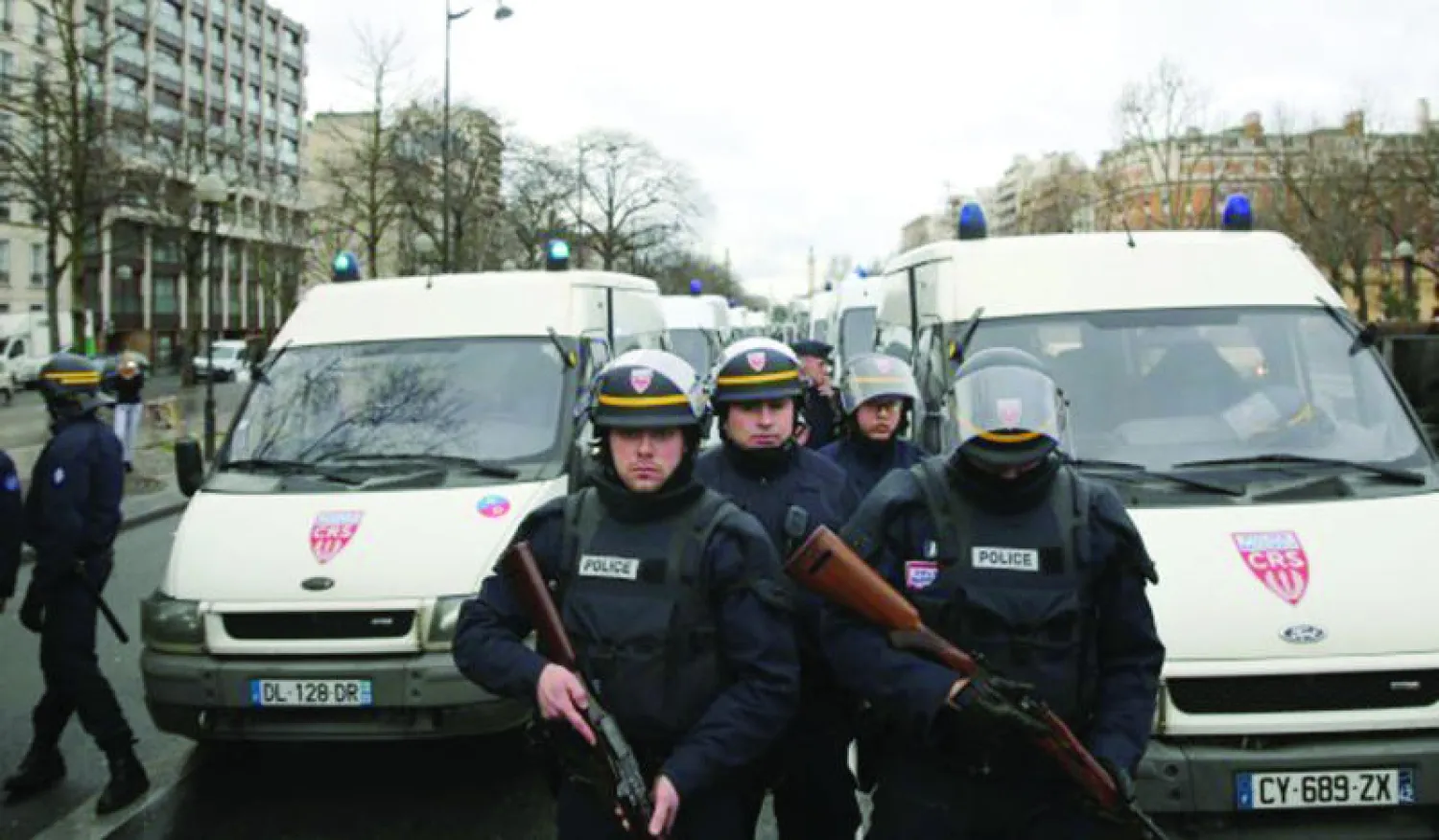 رجال «النخبة الفرنسية» قبل الهجوم على المتجر اليهودي لتحرير الرهائن (واشنطن بوست)