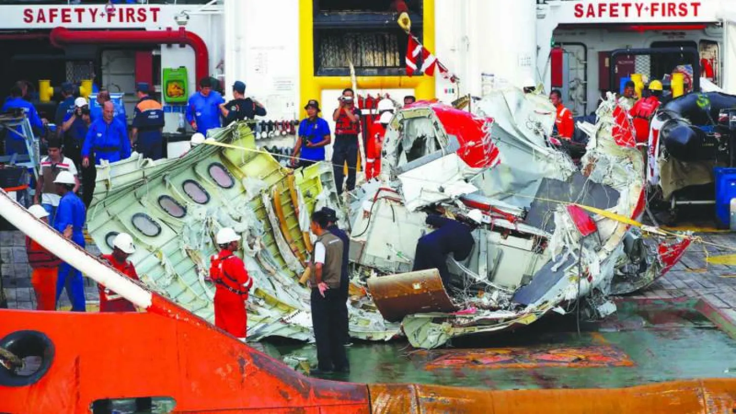 جزء من حطام طائرة «طيران آسيا» على متن سفينة كريست أونيكس بعد استخراجها من البحر أمس (رويترز)