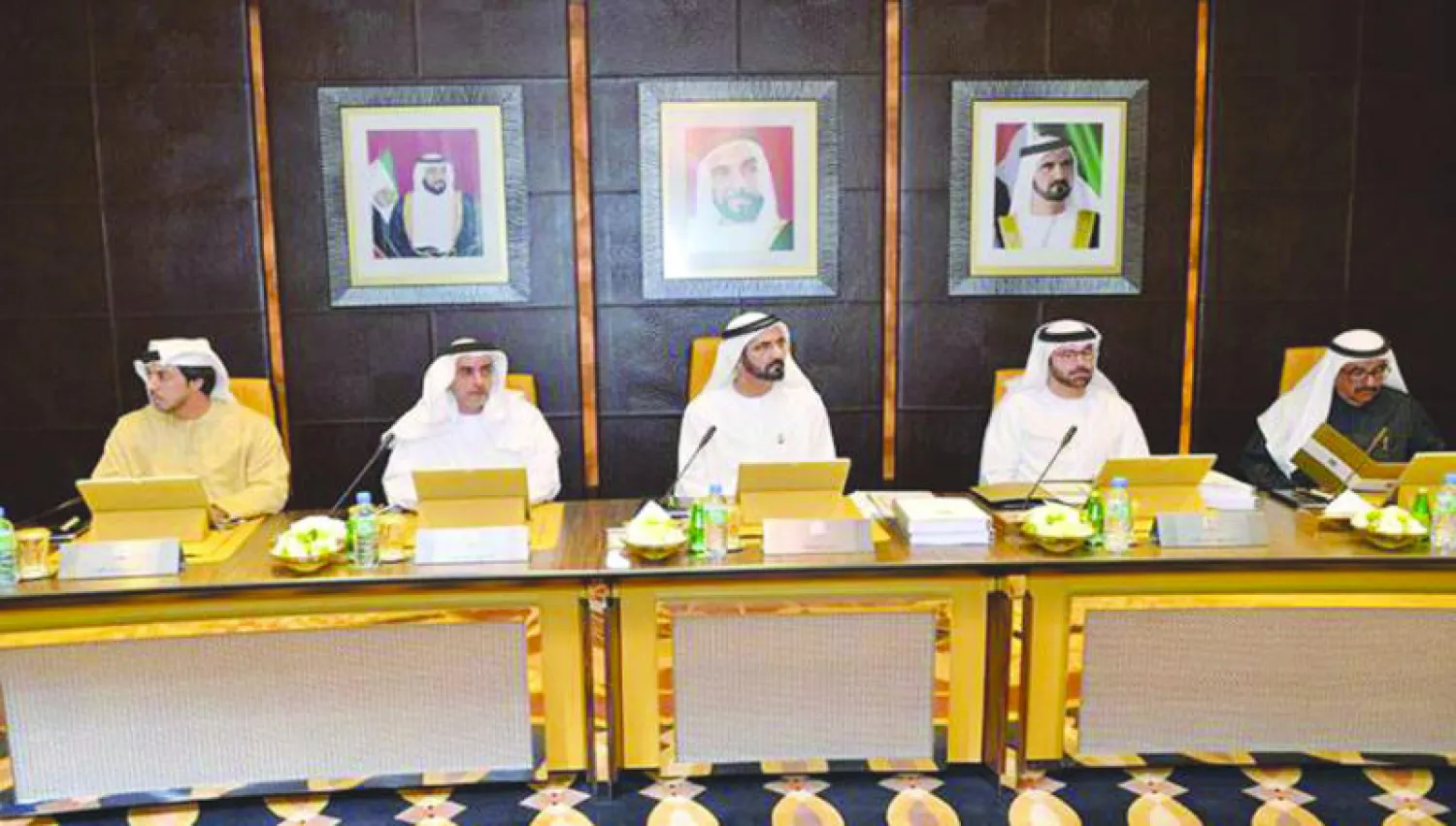 الشيخ محمد بن راشد خلال جلسة مجلس الوزراء أمس (وام)