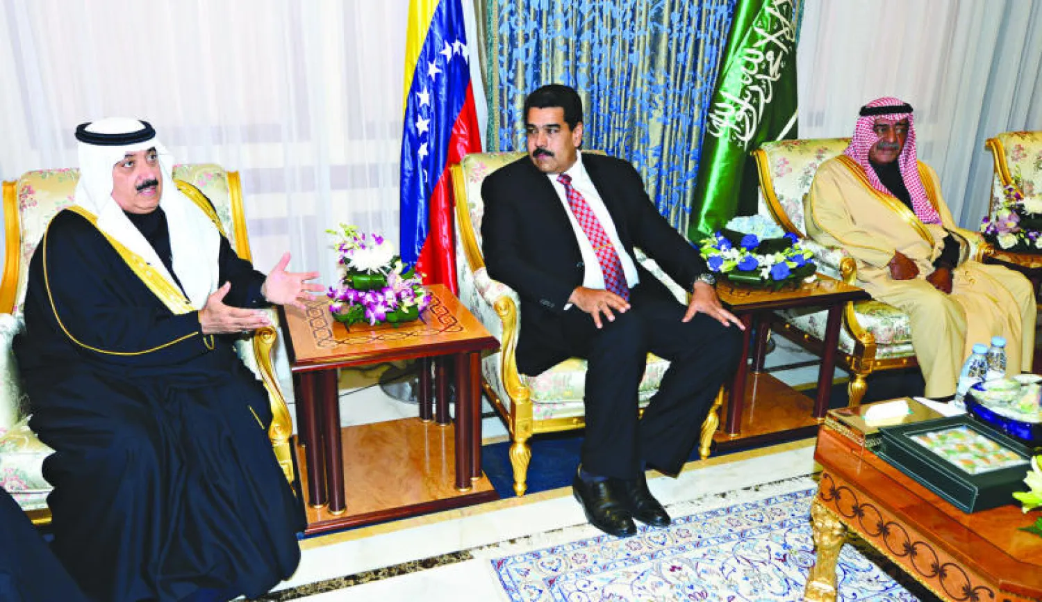 الرئيس الفنزويلي لدى اطمئنانه أمس على صحة خادم الحرمين ويبدو الأمير مقرن بن عبد العزيز والأمير متعب بن عبد الله (واس)