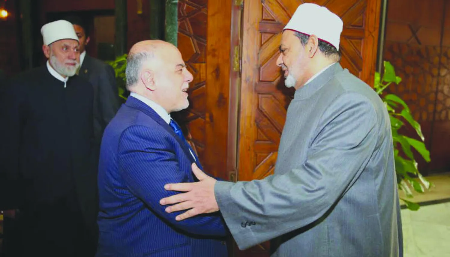 د. أحمد الطيب شيخ الأزهر خلال استقباله الدكتور حيدر العبادي رئيس الوزراء العراقي والوفد المرافق له بمقر مشيخة الأزهر أمس