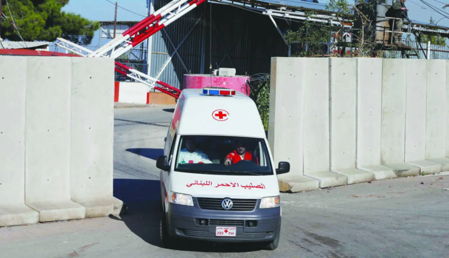 سيارة تابعة للصليب الأحمر اللبناني تخرج من سجن رومية أمس بعد اجتياح قوات الأمن لأكبر سجن لبناني حيث يعتقل عدد من المتطرفين (رويترز)