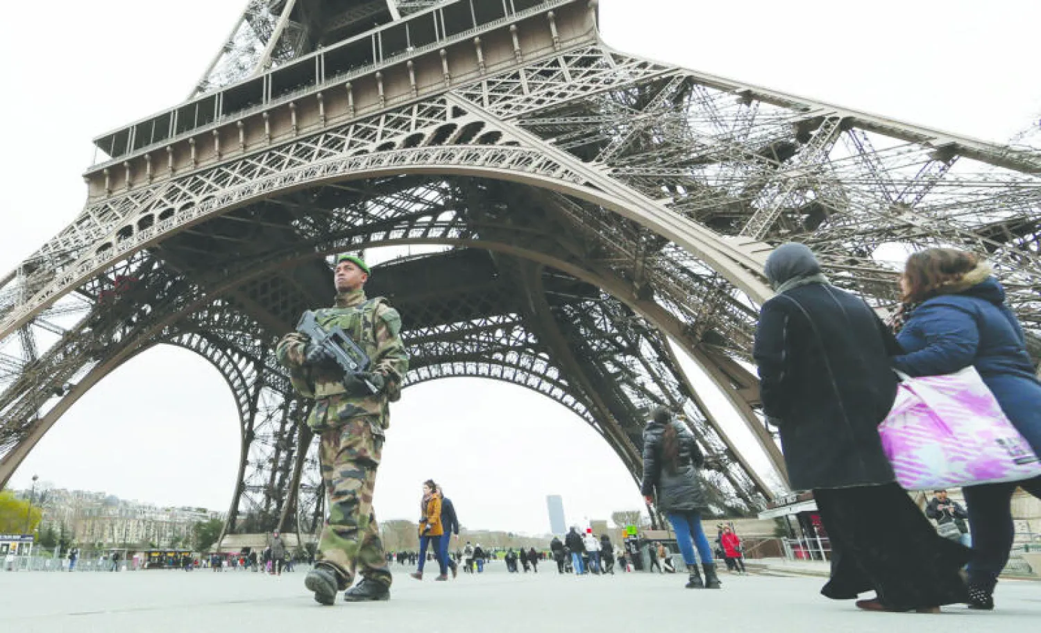 أعلنت فرنسا أمس عن نشر آلاف العسكريين ورجال الشرطة لمواجهة أي تهديد إرهابي جديد محتمل، سينتشرون بشكل خاص قرب المدارس وأماكن العبادة اليهودية غداة يوم تاريخي شهد مسيرات ضخمة ضد الإرهاب.. وفي الصورة جندي فرنسي أسفل برج إيفل بالعاصمة باريس أمس (رويترز)