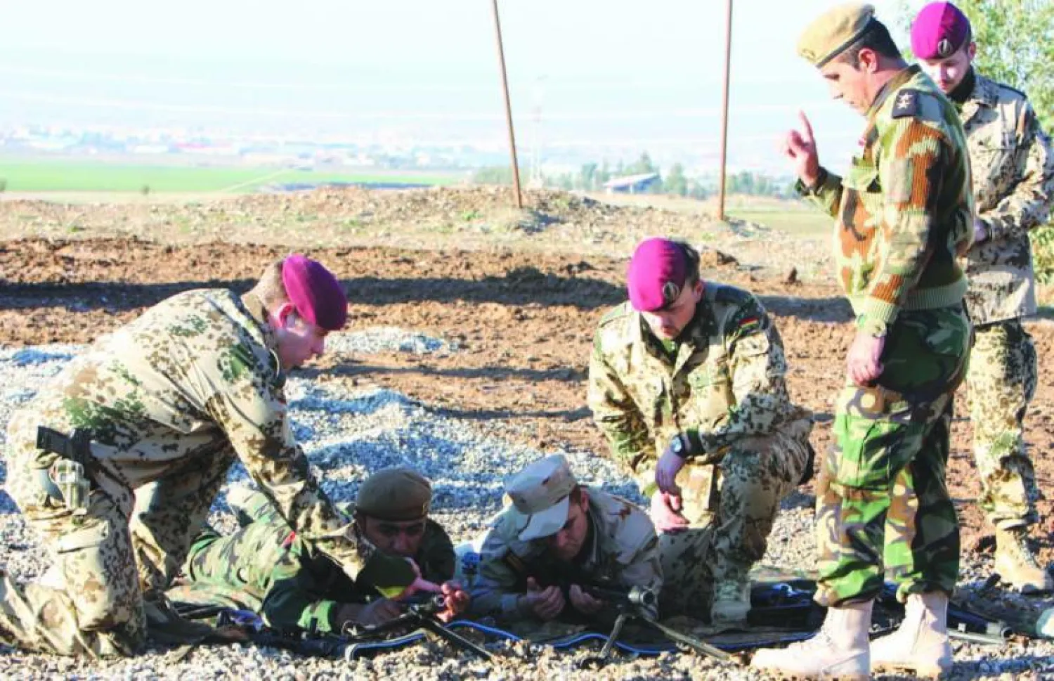 جندي ألماني يدرب عناصر من البيشمركة الكردية في مركز تدريب قرب أربيل أمس (رويترز)